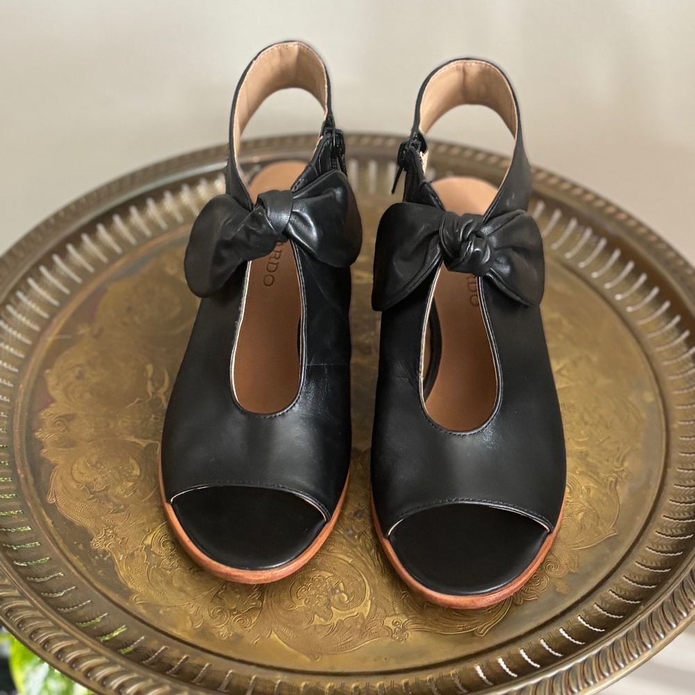 Bernardo open toe sandals size 6.5